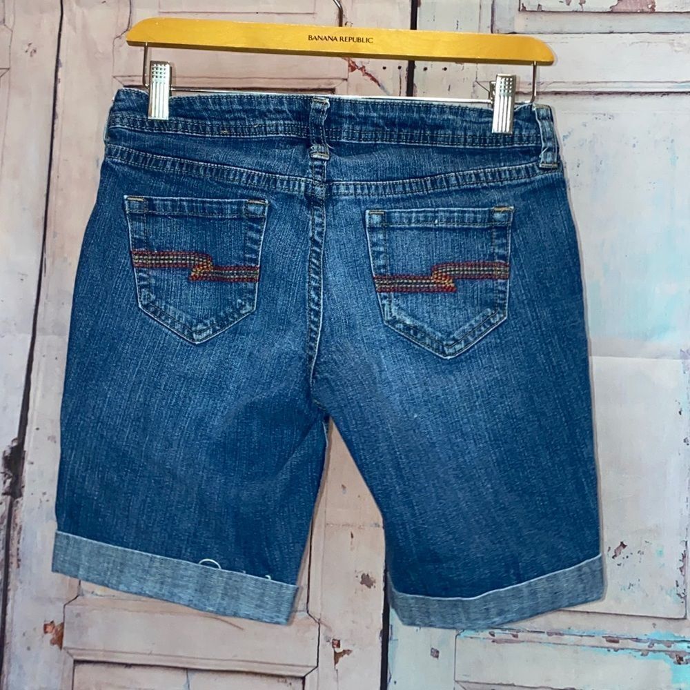 Women’s distressed denim shorts size 5 from Arizona Jean Co - Picture 2 of 4